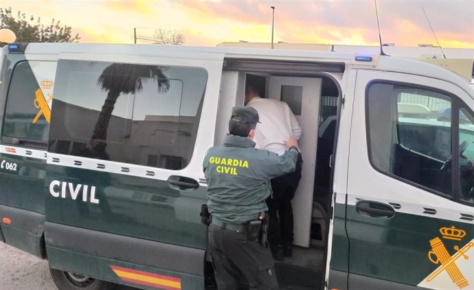 Uno de los detenidos, conducido por un agente de la Benemérita.