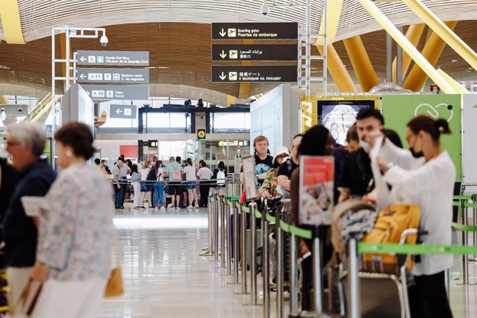 Archivo - Imagen de archivo de pasajeros con sus maletas en la Terminal 4 del Aeropuerto Adolfo Suárez Madrid Barajas, a 1 de julio de 2022, en Madrid (España). 