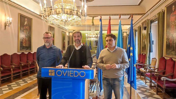 El portavoz del PSOE en el Ayuntamiento de Oviedo, Carlos Fernández Llaneza y los concejales Juan Álvarez y Javier Ballina en rueda de prensa.