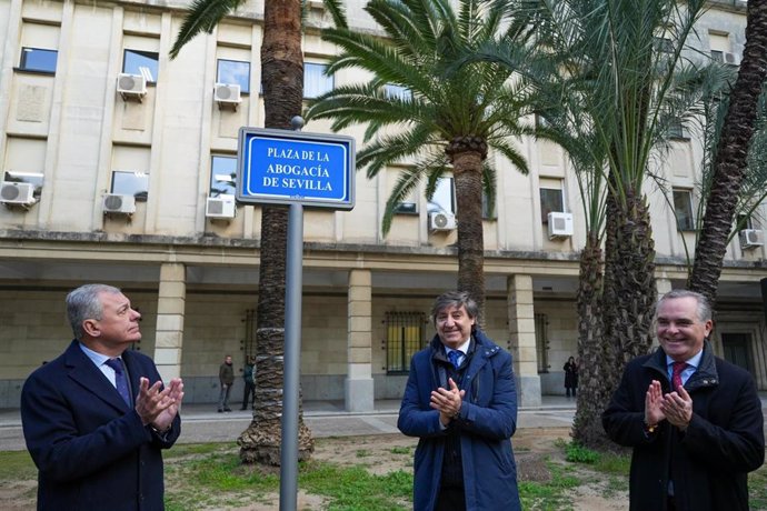 El alcalde de Sevilla, José Luis Sanz, y el Decano del Ilustre Colegio de Abogados de Sevilla, Óscar Fernández León inauguran la rotulación de la Plaza de la Abogacía de Sevilla.