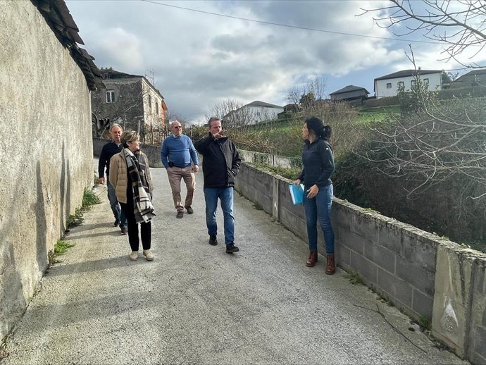 El consejero de Medio Rural, Marcelino Marcos, visita Villayón.