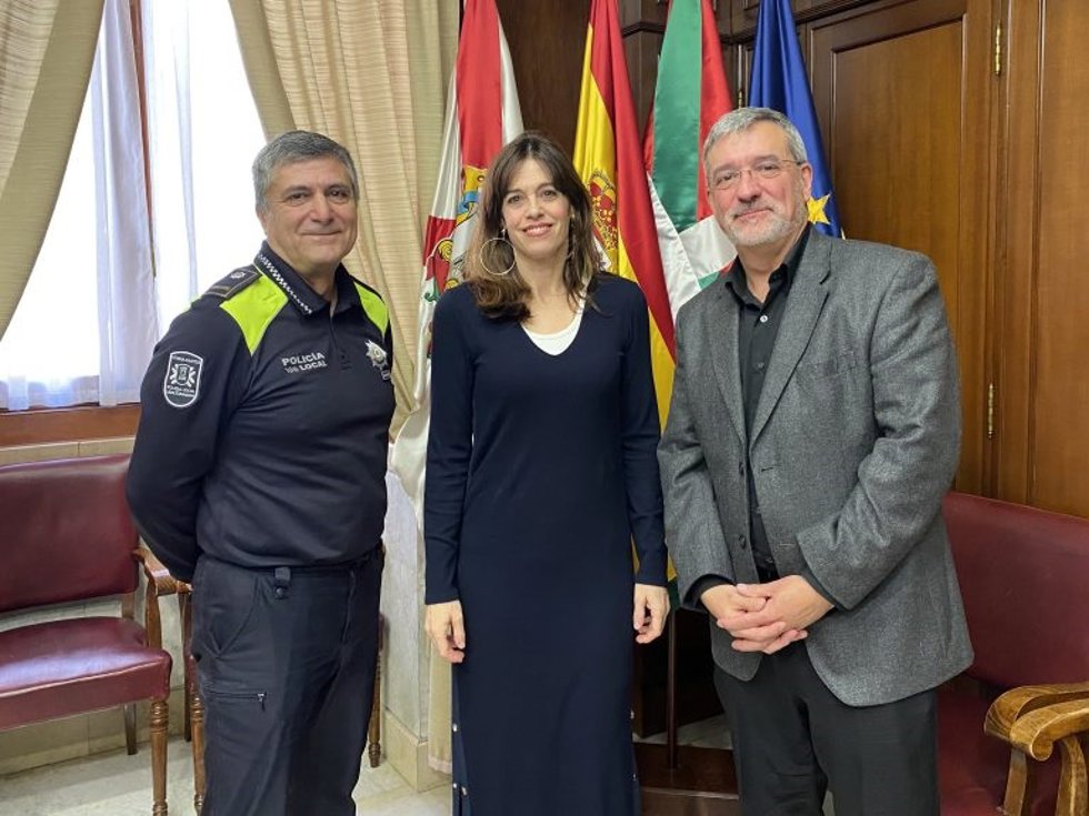 El nuevo comisario de la Policía Local de Vitoria-Gasteiz, García Marcos, junto a la alcaldesa y el concejal de Seguridad Ciudadana