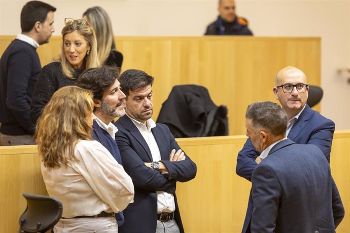 Diputados conversan antes de la celebración del Pleno en la institución provincial.