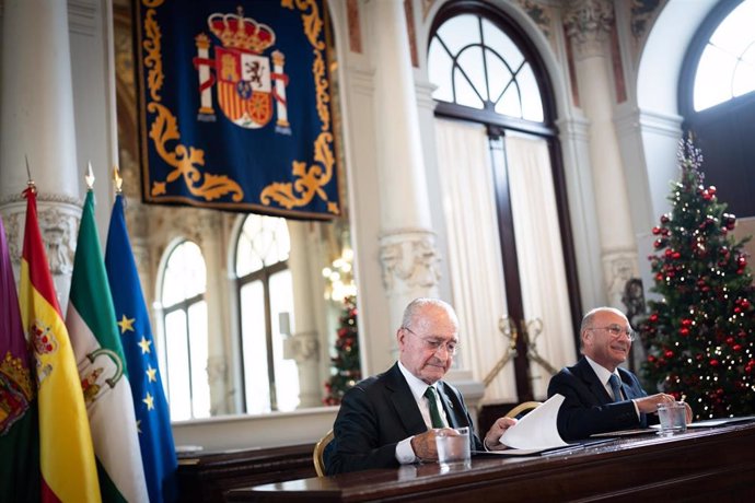 El alcalde de Málaga, Francisco de la Torre, y el presidente de la Autoridad Portuaria, Carlos Rubio, en la formalización de un acuerdo