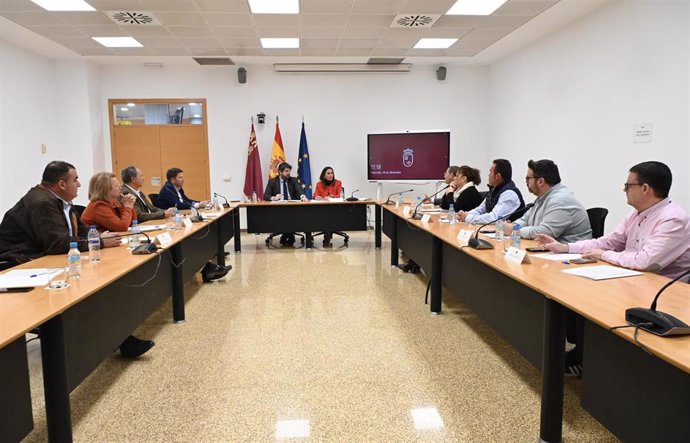 El presidente del Gobierno regional, Fernando López Miras, junto a la consejera Sara Rubira durante la reunión celebrada con representantes de las cuatro cofradías de pescadores de la Región, para analizar la situación de la pesca de arrastre