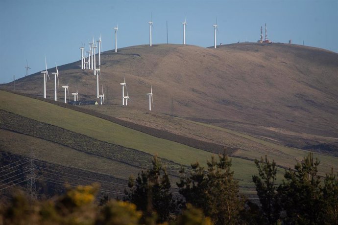 Archivo - Varios aerogeneradores en el parque eólico de Vilachá, a 15 de marzo de 2024, en Lugo, Galicia (España). 