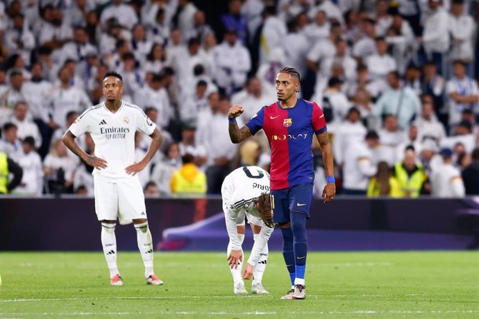 Archivo - El delantero del FC Barcelona Raphinha celebra un gol en el Santiago Bernabéu. 