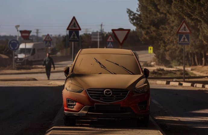 Un coche manchado de barro 