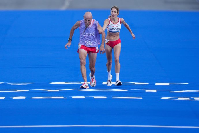 Archivo - Elena Congost y su guía Mia Carol durante el Maratón de la clase T12 de los Juegos Paralímpicos de París