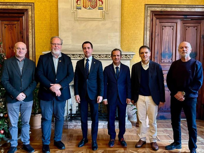 El presidente del Consell de Mallorca, Llorenç Galmés, recibe al presidente del Comité Internacional de Cultura y Turismo de Icomos, Fergus Maclaren.