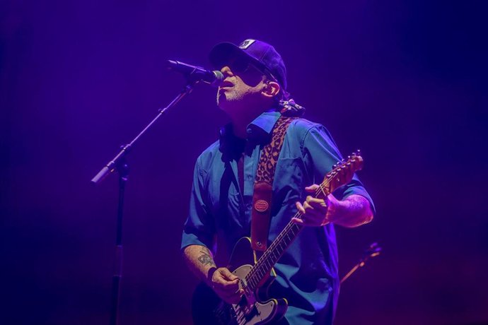 Archivo - El cantante Andrés Calamaro durante su concierto en el Festival Río Babel 2024