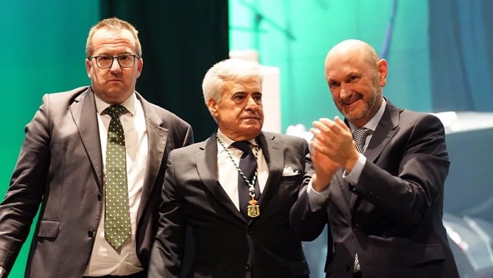 El presidente de la RFEF, Rafael Louzán, debuta como presidente de la RFEF en el homenaje a Pedro Rocha en la Gala del Centenario en Extremadura.