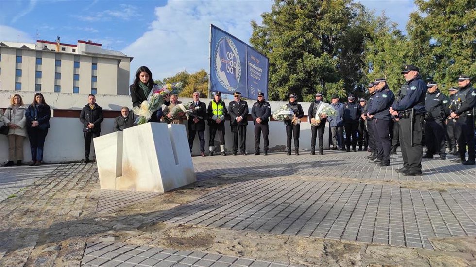Acto de homenaje a María de los Ángeles García y María Soledad Muñoz, las dos policías locales asesinadas en acto de servicio el 18 de diciembre de 1996 tras el atraco a un banco, donde resultó herido el guardia Manuel Castaño (al fondo en silla de rued
