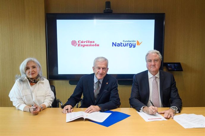 Firma de la renovación del acuerdo entre Cáritas y Fundación Naturgy.