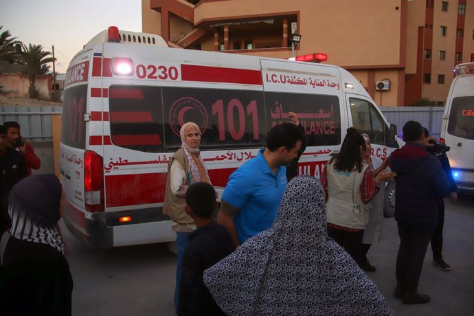 Imagen de archivo de una ambulancia a la entrada de un hospital en la Franja de Gaza.