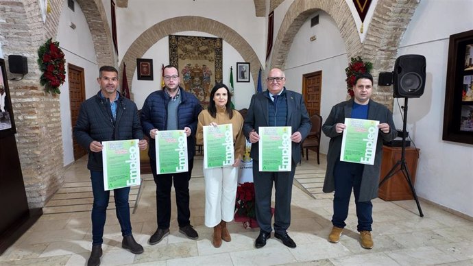 María Dolores Gálvez (centro), con miembros de la Corporación municipal, mostrando carteles de la iniciativa 'La Rambla construye'.