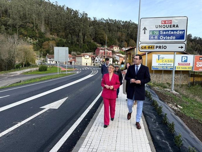 La delegada del Gobierno en Cantabria, Eugenia Gómez de Diego, y el alcalde de Val de San Vicente, Roberto Escobedo, inauguran las obras de la N-621 a su paso por Molleda