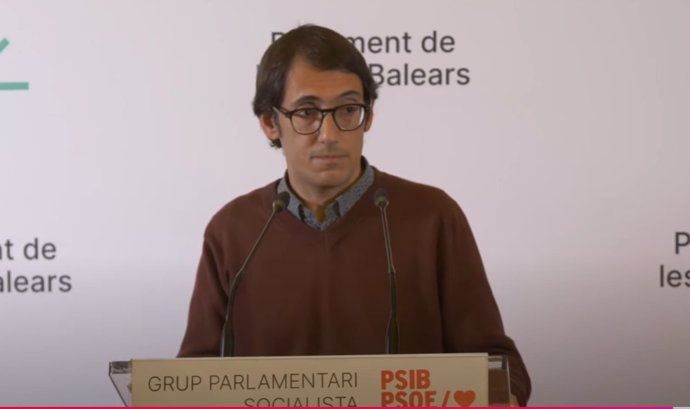 El portavoz del PSIB en el Parlament, Iago Negueruela, en rueda de prensa.