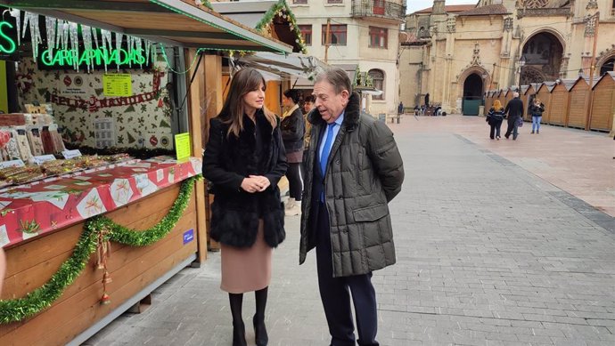 El alcalde de Oviedo, Alfredo Canteli, junto a la concejala de Economía, Leticia González.