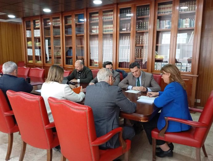 Reunión entre la subdelegada del Gobierno en Córdoba, Ana López; el alcalde, José María Bellido, y el presidente de la CHG, Joaquín Páez.