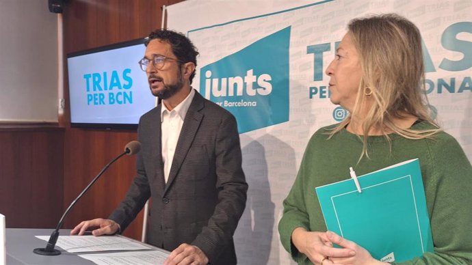 El concejal de Junts en el Ayuntamiento de Barcelona, Damià Calvet, junto a la portavoz Neus Munté