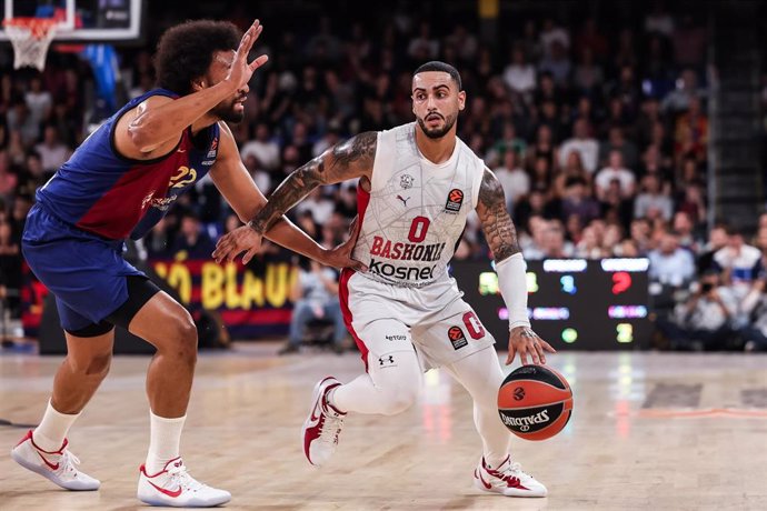 Archivo - Markus Howard of Baskonia and Jabari Parker of FC Barcelona in action during the Turkish Airlines Euroleague, match played between FC Barcelona and Baskonia Vitoria-Gasteiz at Palau Blaugrana on November 08, 2024 in Barcelona, Spain.