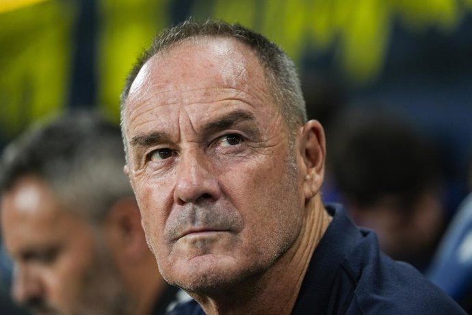 Archivo - Victor Fernandez, head coach of Real Zaragoza, looks on during the Spanish league, La Liga Hypermotion, football match played between Cadiz FC and Real Zaragoza at Nuevo Mirandilla stadium on August 16, 2024, in Cadiz, Spain.