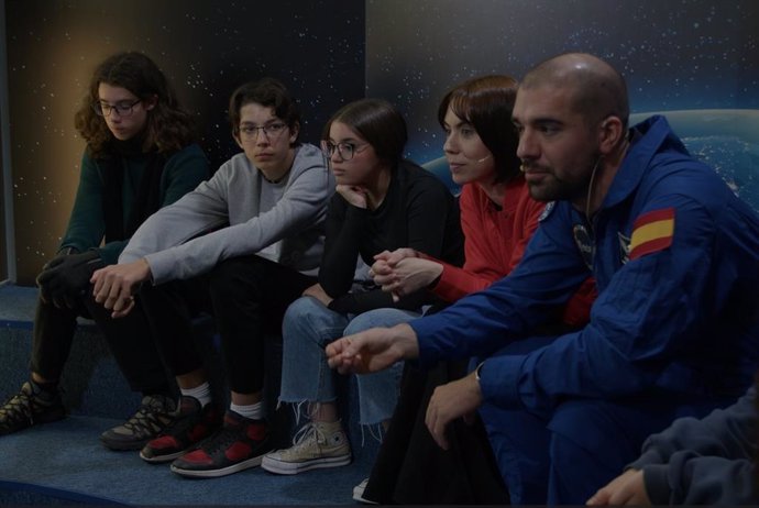 El astronauta Pablo Álvarez y la ministra Diana Morant en un encuentro con estudiantes