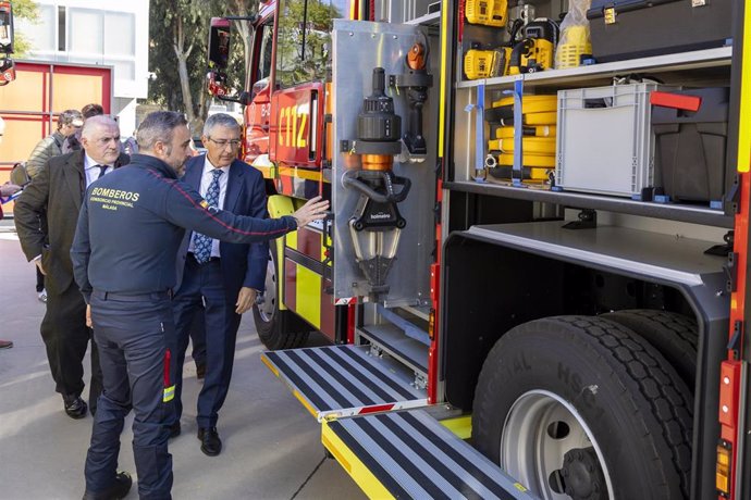 El presidente de la Diputación, Francisco Salado, y el diputado responsable del Consorcio, Manuel Marmolejo, han presentado las nuevas adquisiciones: tres camiones bombas rurales pesadas con capacidad para 3.000 litros de agua.