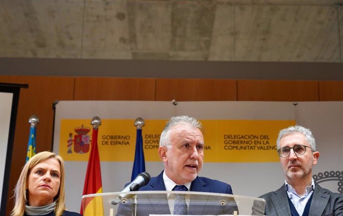 El ministro de Política Territorial y Memoria Democrática, Ángel Víctor Torres, en rueda de prensa en València, junto con la delegada del Gobierno en la Comunitat, Pilar Bernabé, y el secretario de Estado de Política Territorial, Arcadi España.