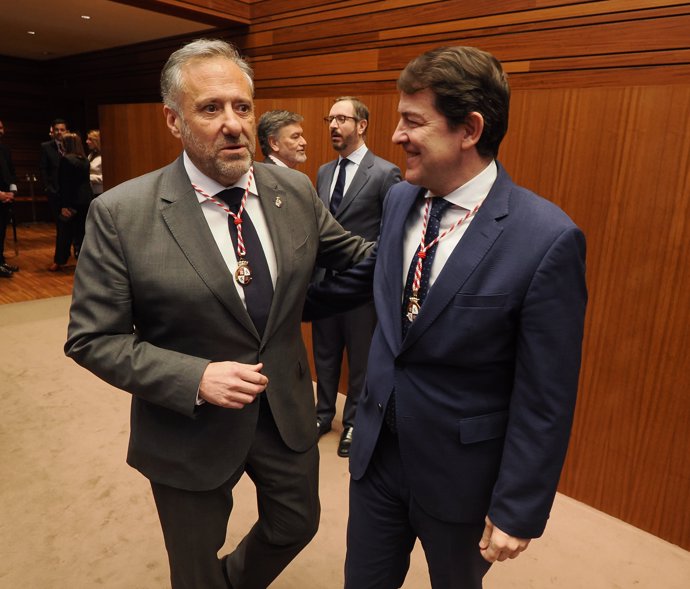 El presidente de las Cortes de Castilla y León, Carlos Pollán (i) y el presidente de la Junta de Castilla y León, Alfonso Fernández Mañueco (d), llegan al acto de entrega de la Medalla de Oro de las Cortes de Castilla y León a los medallistas olímpicos 