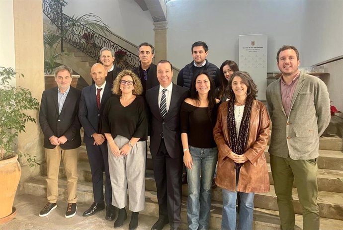 Representantes del Govern, la APIB y de medios de comunicación locales, en la reunión de este miércoles.