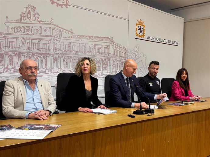 El alcalde de León durante la presentación del calendario solidario de los Bomberos municipales.