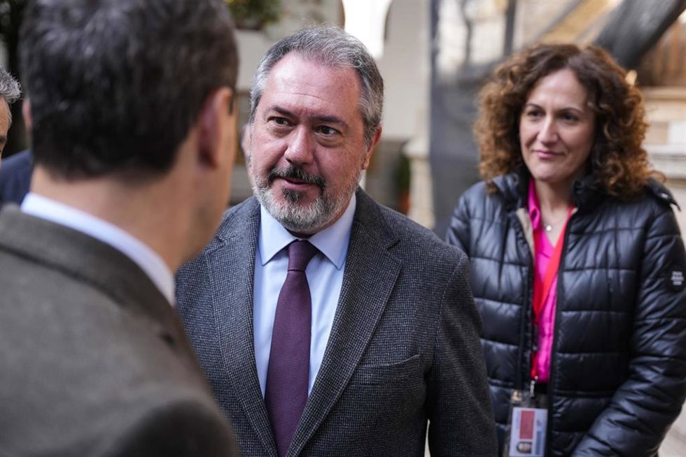 El presidente de la Junta de Andalucía, Juanma Moreno (i), saluda al portavoz del PSOE en el Senado y líder de los socialistas andaluces, Juan Espadas (d), al inicio del pleno. A 18 de diciembre de 2024, en Sevilla, Andalucía (España). El Parlamento de