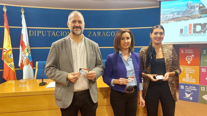 La vicepresidenta de la DPZ, Teresa Ladrero, junto a los diputados de CHA, José Manuel Latorre, y Nerea Marín (En Común-IU).