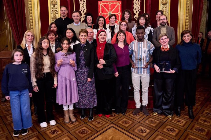 Foto de grupo, de presidenta y vicepresidenta con la premiada y resto de personas y entidades reconocidas.