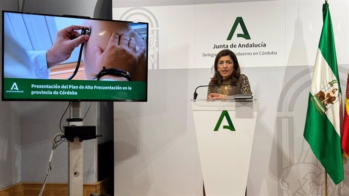 La delegada de Salud y Consumo de la Junta de Andalucía en Córdoba, María Jesús Botella, informa sobre el Plan de Alta Frecuentación.