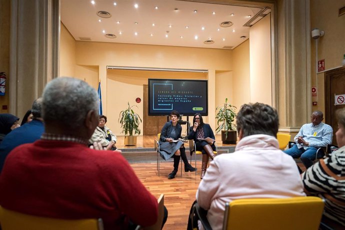 La ministra de Inclusión, Seguridad Social y Migraciones, Elma Saiz (i), durante un encuentro con personas mayores migrantes, en la sede del Ministerio, a 18 de diciembre de 2024, en Madrid (España). 