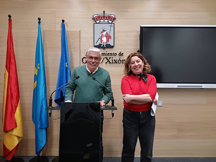 Archivo - Rueda de prensa del portavoz del Grupo Municipal Socialista en el Ayuntamiento de Gijón, Luis Manuel Flórez 'Floro', y la edil socialista Carmen Eva Pérez Ordieres.