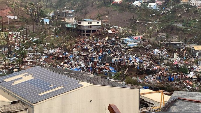 Vista panorámica de la devastación ocasionada por el paso del ciclón 'Chido' por el archipiélago francés de Mayotte