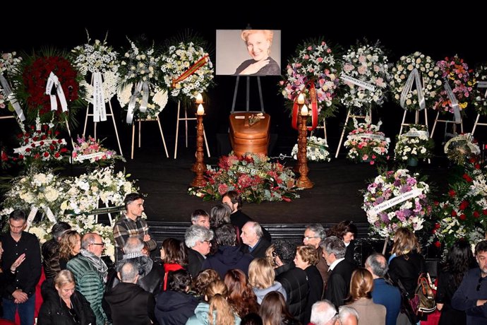 Chema Prado y María Isasi asisten a la capilla ardiente de Marisa Paredes en el Teatro Español, a 18 de diciembre de 2024, en Madrid (España). La actriz Marisa Paredes falleció este pasado martes a los 78 años.