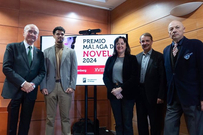 El Alcalde De Málaga, Francisco De La Torre, Junto A La Concejala Delegada De Cultura Y Patrimonio Histórico, Mariana Pineda, El Director De La Editorial Galaxia Gutenberg, Joan Tarrida, Y El Vocal Del Jurado Alfredo Taján