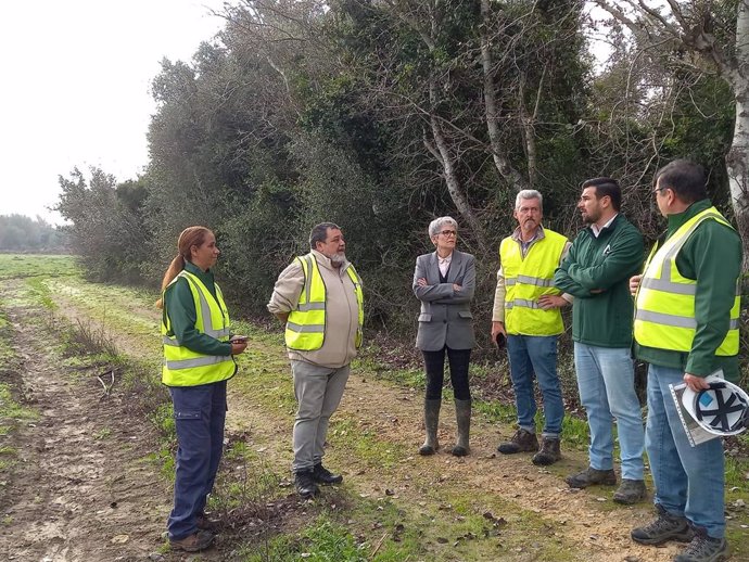 El delegado territorial de Agricultura, Pesca, Agua y Desarrollo Rural de la Junta de Andalucía en Cádiz, Francisco Moreno, en la visita a unas obras de restauración en la zona perimetral del embalse de Arcos.