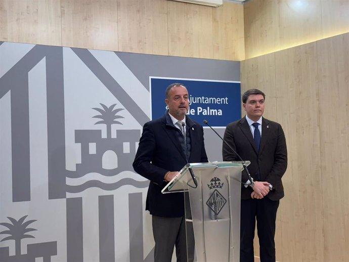 Los tenientes de alcalde del Ayuntamiento de Palma Antoni Deudero y Llorenç Bauzà comparecen en sala de prensa tras la Junta de Gobierno.