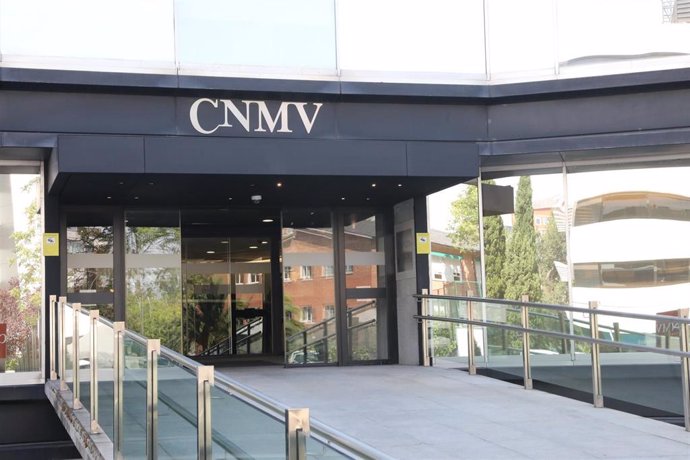 Archivo - Entrada pricipal del la Comisión Nacional del Mercado de Valores (CNMV) en Madrid.