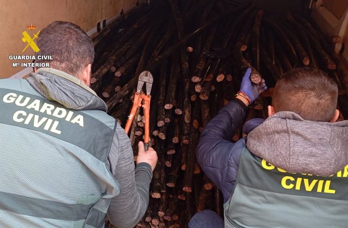 Dos Guardias Civiles durante la operación 'Frescoper'.