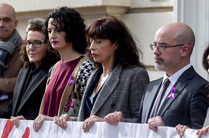 La ministra de Igualdad, Ana Redondo (2d), y el delegado del Gobierno de Madrid, Francisco Martín (1d), durante un minuto de silencio, en la sede de la Delegación del Gobierno de Madrid, a 26 de noviembre de 2024, en Madrid (España).