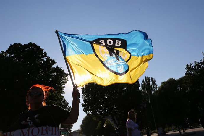 Archivo - July 28, 2024, Odessa, Ukraine: A protester holds the flag of Azov on Deribasovskaya Street during the demonstration ''Don't be silent! Captivity kills!'' Relatives and friends of prisoners of war held an action ''Don't be silent! Captivity ki