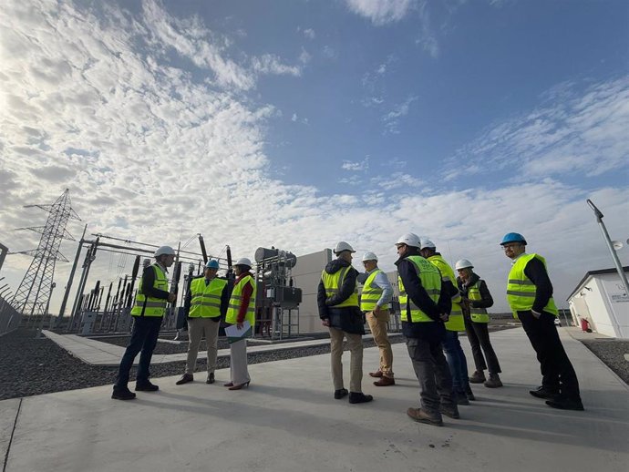 Autoridades en su visita al parque solar que Alter Enersun está construyendo en la zona de La Carrascosa, en Huelva.