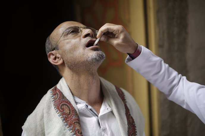 Archivo - 24 April 2019, Yemen, Sanaa: A Yemeni man receives a cholera vaccination during a house-to-house immunization campaign. Photo: Hani Al-Ansi/dpa